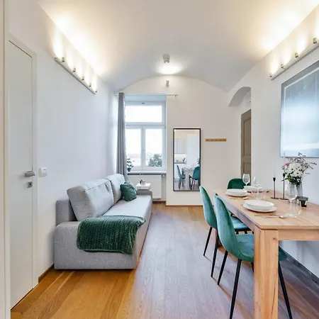 Elegant Close To Center & Bike Path *