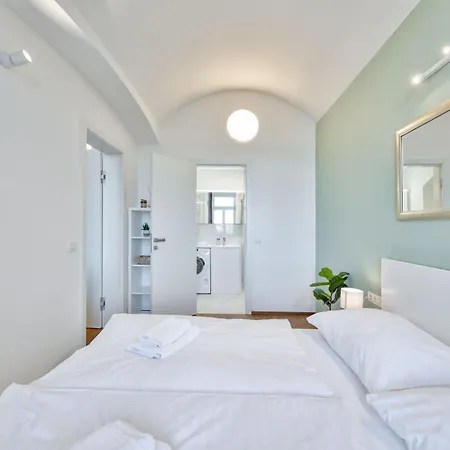 Elegant Close To Center & Bike Path 아파트 프라하