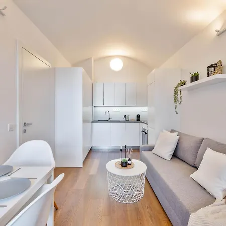 Elegant With Terrace & Bike Path 아파트 프라하