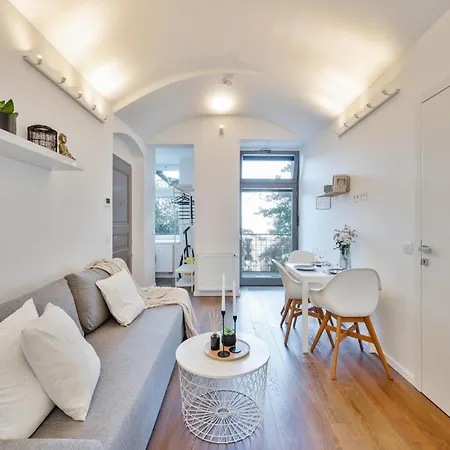 Elegant With Terrace & Bike Path Apartamento Praga