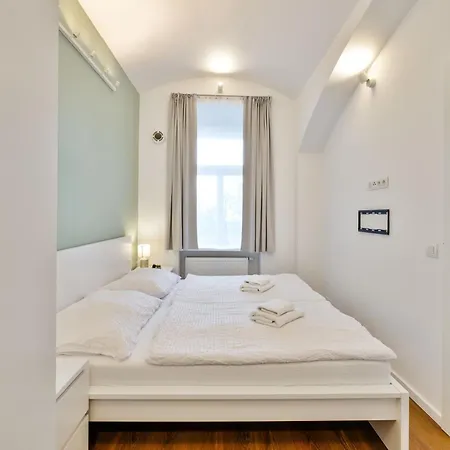 Elegant With Terrace & Bike Path Apartamento Praga