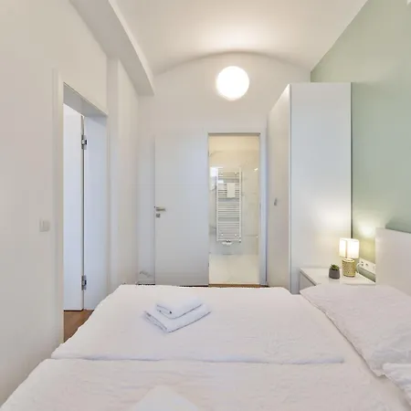Elegant Close To Center & Bike Path Appartamento Praga