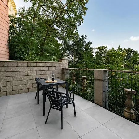 Elegant Close To Center & Bike Path Apartment *
