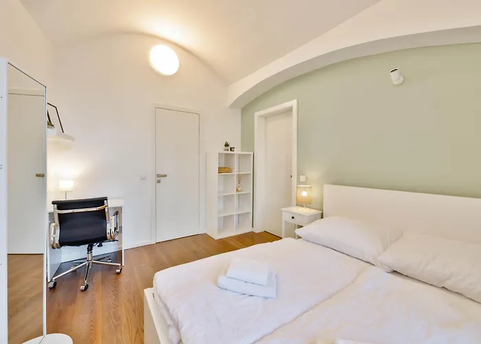 Elegant Close To Center & Bike Path *