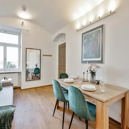 Elegant Close To Center & Bike Path *